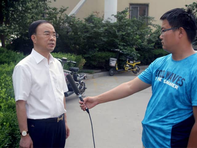 山東天意機械董事長劉洪彬作為基層共產(chǎn)黨員，今天接受了當(dāng)?shù)赜浾叩牟稍L